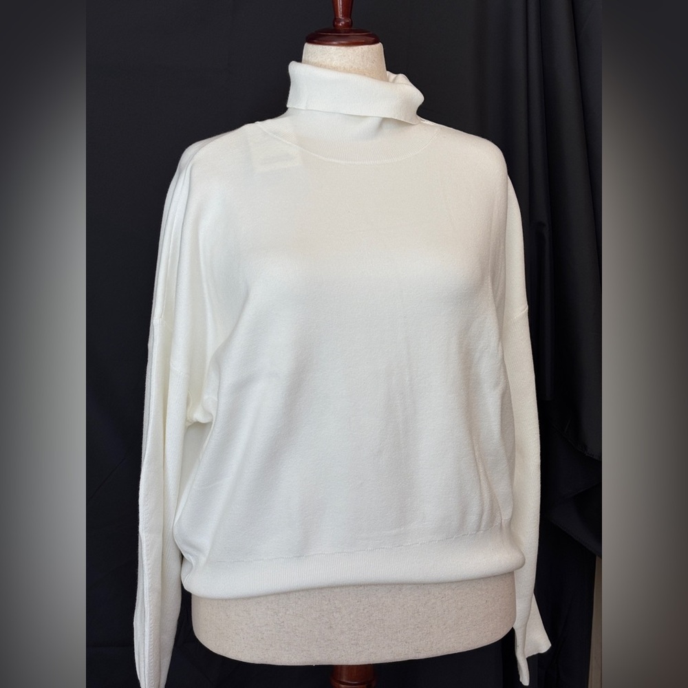 Free Assembly White Sweater with Brown Button Accent Women’s 2XL XXL New NWT